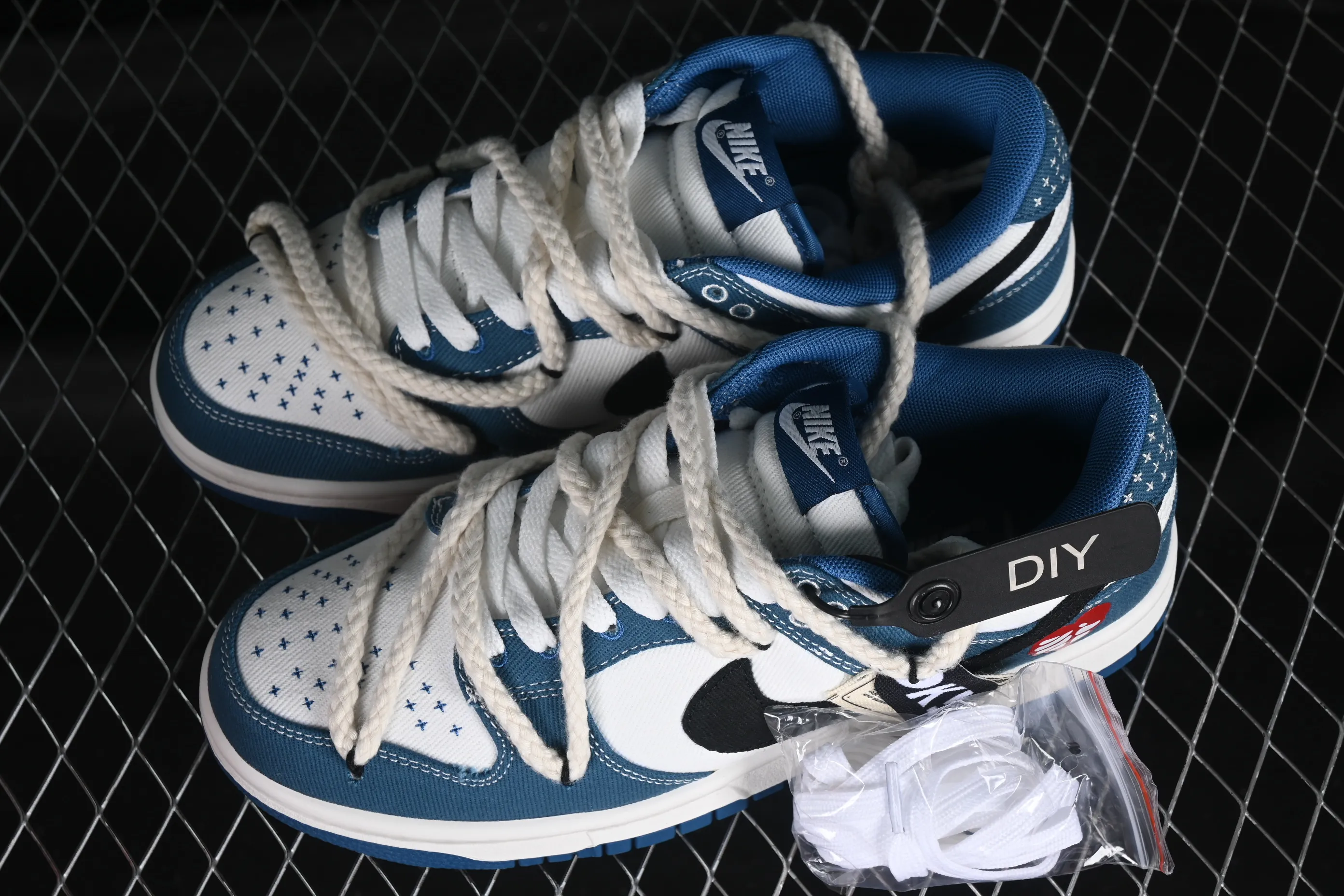 All categories Nk SB Dunk series Nk SB Dunk Low low-top sneakers Nk Dunk Low black and white blue high street style Sashiko embroidery hemp rope deconstruction SB strap low-top casual sneakers DV0834-101